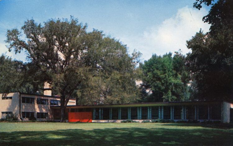 IL034100.jpg